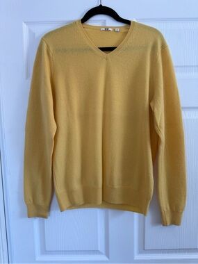 Uniqlo Men's V-Neck Sweater in Soft Yellow 100% cashmere Size M